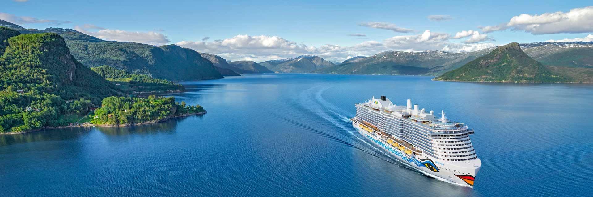 AIDA Schiff im Fjord