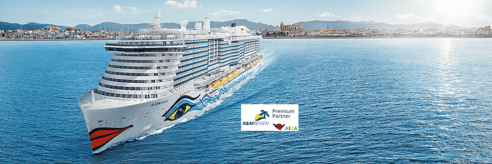 AIDAnova vor Mallorca auf See