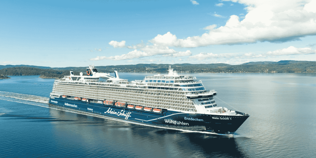 Mein Schiff 7 im Fjord Norwegen