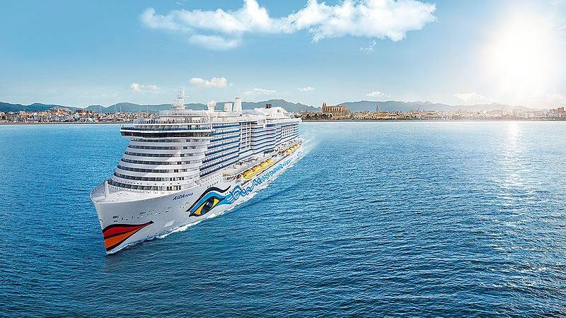 AIDAnova vor Palma de Mallorca